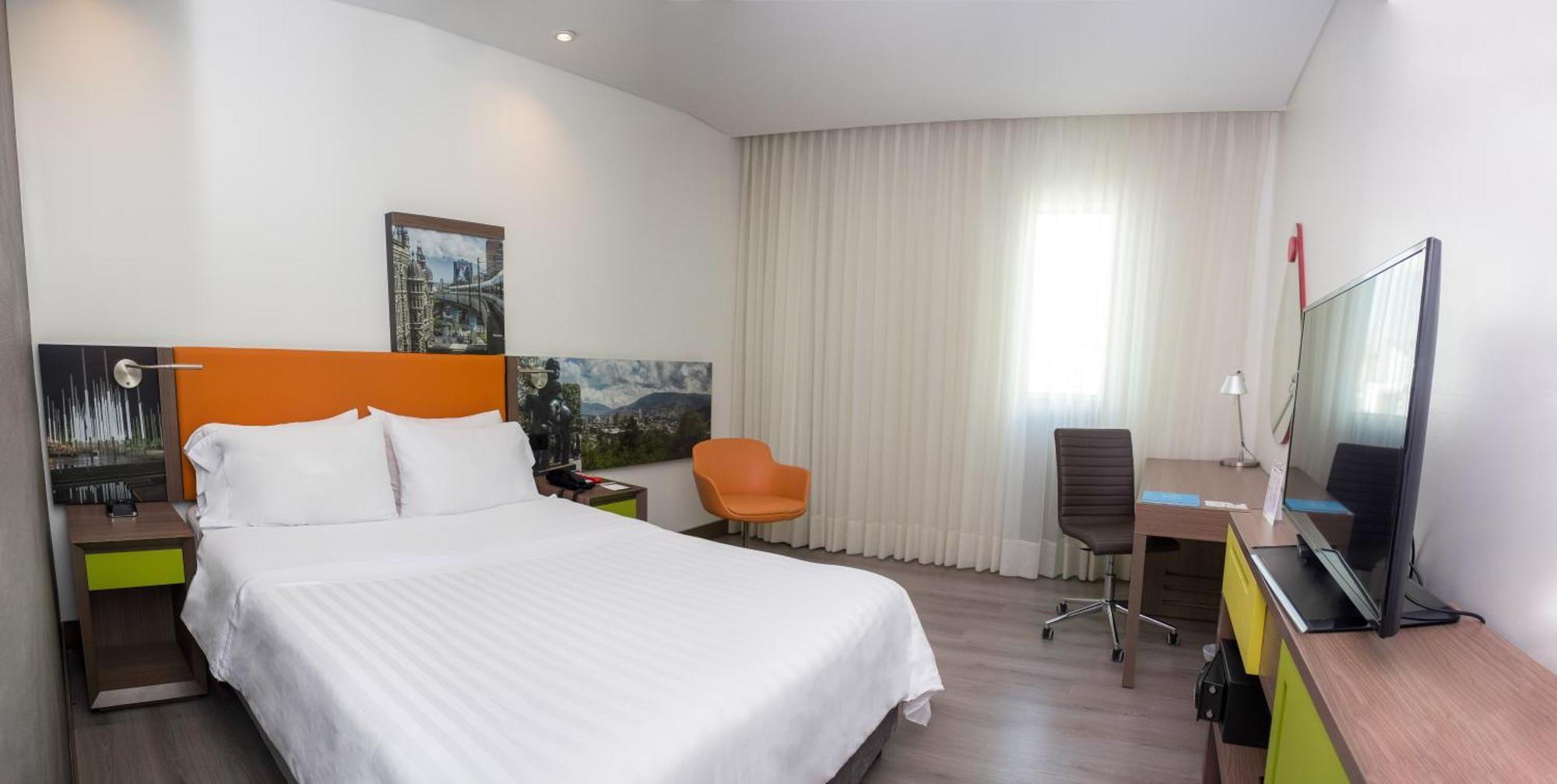 Hampton By Hilton Medellin Hotel Bagian luar foto